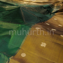 Load image into Gallery viewer, Green Vaira Oosi Kanjivaram Silk Saree with Sampanga